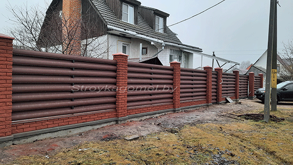 Забор для частного дома из евро штакетника